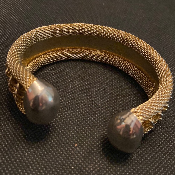 Vintage lot of 2 gold tone Cuff metal Bracelet/bangles - Picture 6 of 10